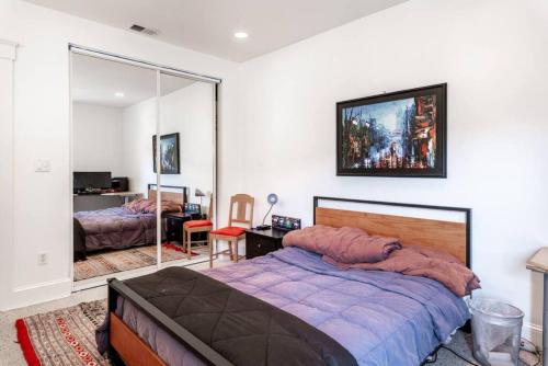 旧金山HUGE Open Concept Living in Best Location的一间卧室配有一张大床和镜子