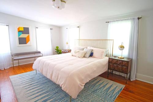 萨凡纳Carriage House on Chatham Sq的卧室配有一张白色大床和地毯。