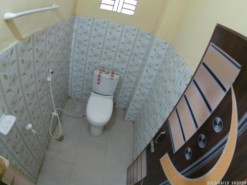 达卡Hotel Rongdhanu Residential的一间小浴室,内设卫生间