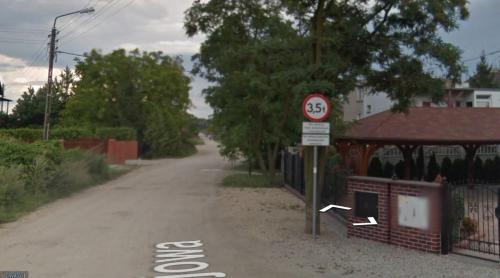 KiełczówNamiot near WrocLOVE only place to TENT的道路上带有速度限制标志的街道