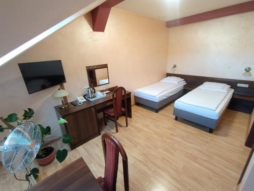 文奇察Restauracja Kargul noclegi的酒店客房配有两张床和一张书桌