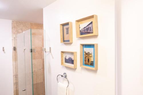 墨西哥城Habitación Privada para disfrutar en la Ciudad de México的浴室墙上有四幅画