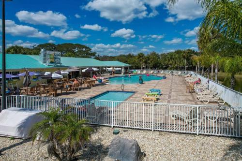 圣奥古斯丁Ocean Grove RV Resort St Augustine的一个带桌椅的度假村游泳池