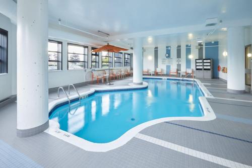 渥太华Holiday Inn & Suites Ottawa Kanata, an IHG Hotel的酒店大堂的大型游泳池