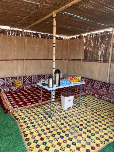 ShāhiqCrescent Desert Private Camp的配有桌椅和桌子的房间