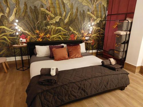 马德里Aparthotelmadridea, renovated quiet apartments, Madrid的一间卧室配有一张带壁画的大床
