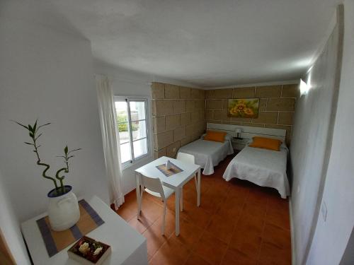 FasniaCASA ISABEL - (ZONA RURAL)的小房间设有两张床和一张桌子