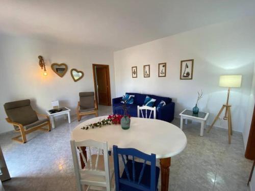 马佐Viento de Sal的客厅配有白色的桌子和椅子