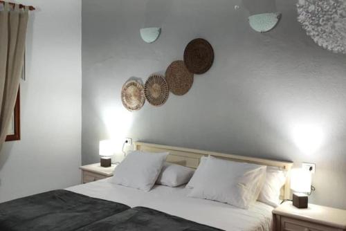 马佐Viento de Sal的一间卧室配有一张带2个床头柜和2盏灯的床。