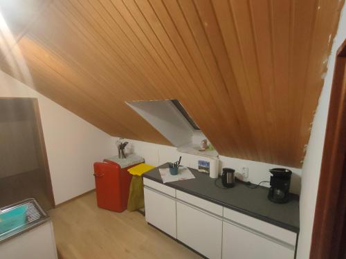 WittenbornFerienwohnung Burmester的厨房享有高空的景致,设有木制天花板