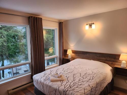 蒙特朗布朗Auberge Morritt的一间卧室设有一张床和两个窗户。