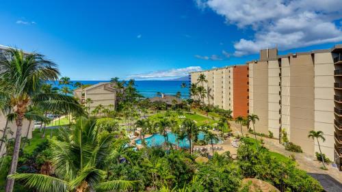 拉海纳Maui Westside Presents: Kaanapali Shores 733 Stunning Ocean Views NEW LISTING的享有度假村的空中景致,设有游泳池和棕榈树