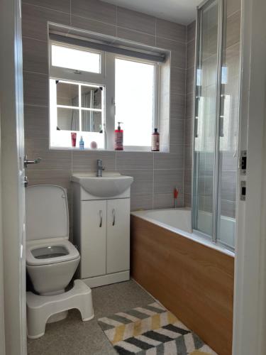 威勒比31的浴室配有卫生间、盥洗盆和浴缸。