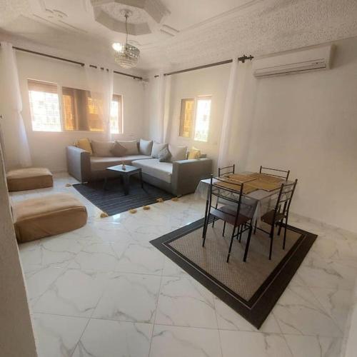 马拉喀什Appartement chic et moderne.的客厅配有沙发和桌椅