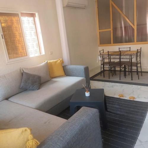 马拉喀什Appartement chic et moderne.的客厅配有沙发和桌子
