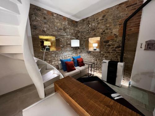 比森齐奥营casatorre medioevale的客厅设有石墙