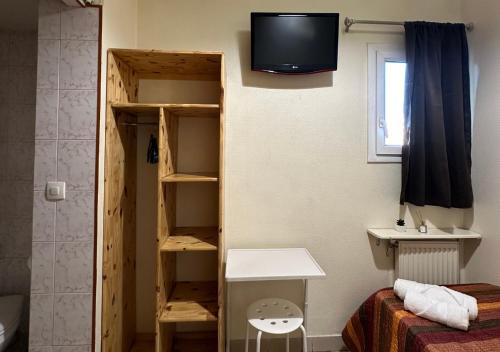 奥贝维利埃维克多雨果酒店的客房设有一张双层床和一台壁挂式电视