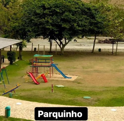 皮拉伊河畔巴拉Flat Aldeia das Águas的一个带滑梯游乐场的公园