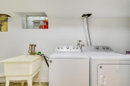 Park RidgePark Ridge Vacation Rental 17 Mi to Chicago的厨房配有2台洗衣机和水槽
