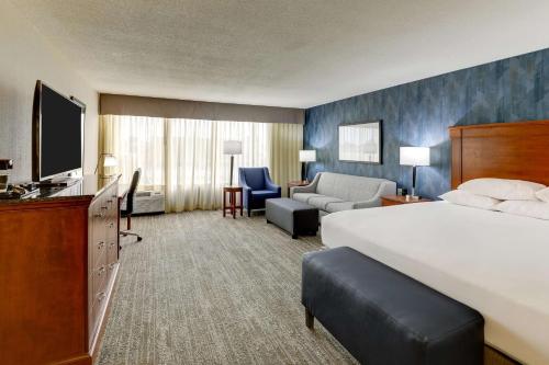 圣彼得斯圣路易斯圣彼得斯德鲁套房酒店的酒店客房设有一张大床和一台电视。