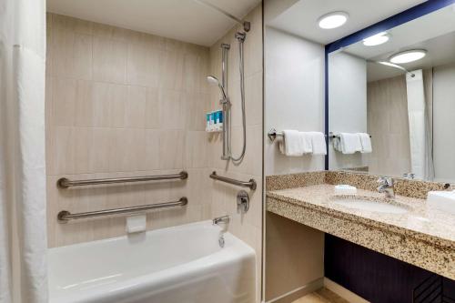 圣彼得斯圣路易斯圣彼得斯德鲁套房酒店的带浴缸和盥洗盆的浴室