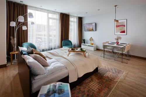 里加Central House Riverside Studio的一间卧室配有一张床、一张桌子和一张书桌