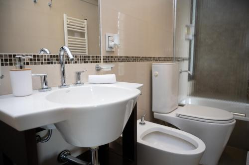 迈普Apartamento Pescara 60的白色的浴室设有水槽和卫生间。