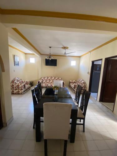 亚奎巴Departamento en zona céntrica de Yacuiba的一间带桌子和沙发的用餐室