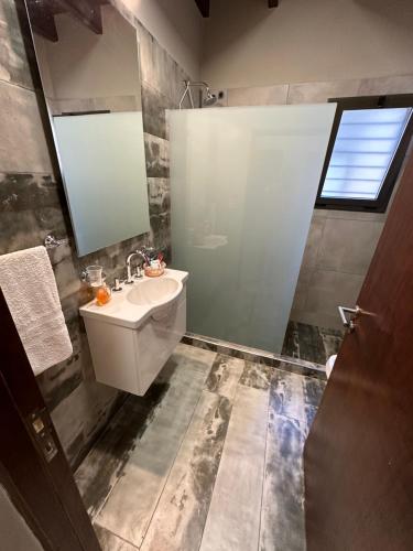 图努扬Departamento para 4 personas的一间带水槽和镜子的浴室