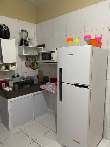 阿拉卡蒂ACONCHEGO Guest House的厨房配有白色冰箱