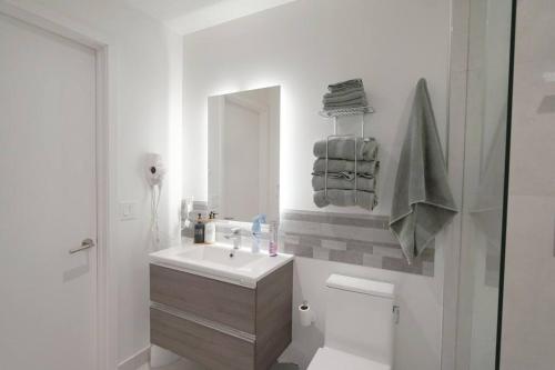 迈阿密Brand New Apartment in Brickell with parking的白色的浴室设有水槽和镜子