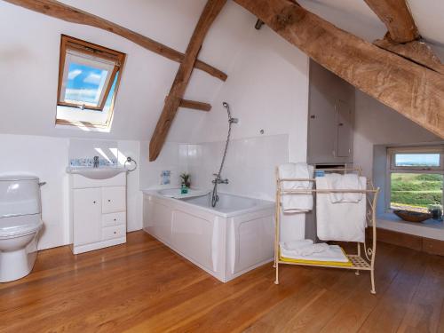 Saint NicholasLighthouse Watch的一间带水槽、浴缸和卫生间的浴室