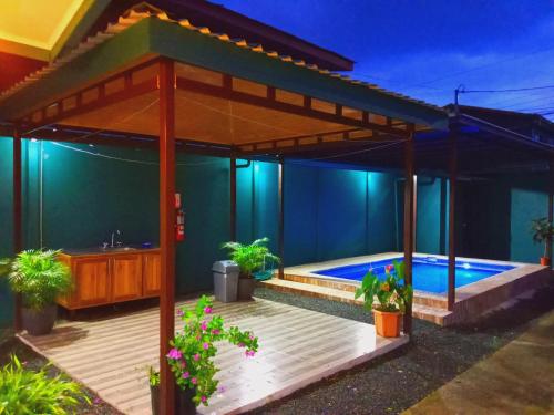 福尔图纳Arenal Palacios的后院带游泳池的房子
