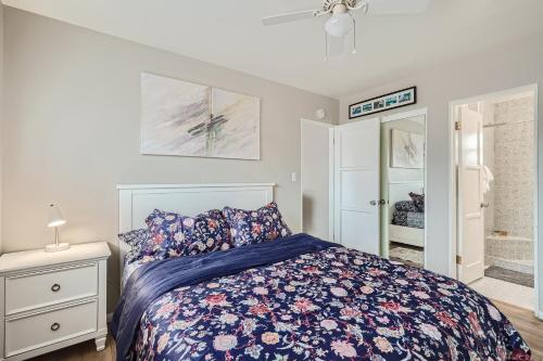 圣地亚哥OB Home W Outdoor Patio的一间卧室配有一张带蓝色棉被的床