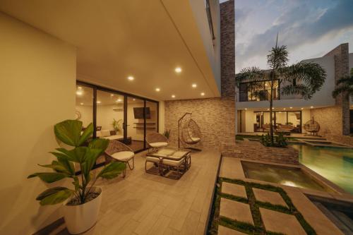 蒙特里科Villas Oazis的一个带游泳池和房子的客厅