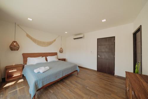 蒙特里科Villas Oazis的一间卧室配有一张床,铺有木地板