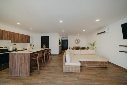 蒙特里科Villas Oazis的厨房以及带沙发和桌子的客厅。