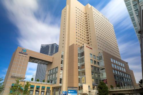 横滨横滨樱木町华盛顿酒店(Yokohama Sakuragicho Washington Hotel)的建筑前的高楼