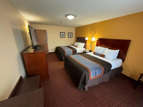 圣罗伯Americas Best Value Inn Saint Robert/Fort Leonard Wood的酒店客房设有两张床和一台平面电视。