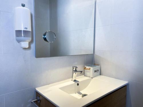 因克勒斯Grande Ático De Ensueño Soldeu, cerca de las pistas de esquí的白色的浴室设有水槽和镜子