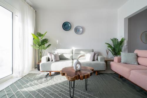 亚历山大Nabeel Homes - Seaview Condo - SP的客厅配有沙发和桌子