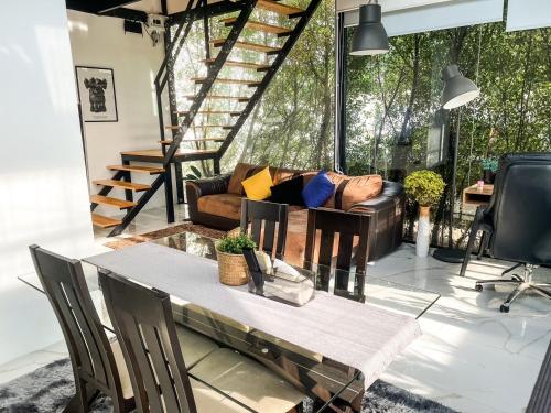 Ban Thap NangPeaceful & Contemporary Duplex Escape的客厅配有沙发和桌子