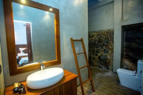 高尔The Shades Galle的一间带水槽和镜子的浴室