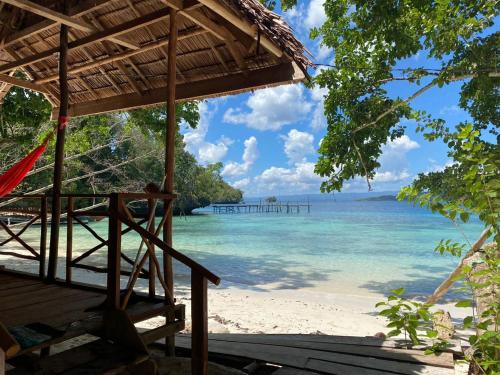Yennanas BesirI&D Home Stay Raja Ampat的享有海滩美景,设有水中码头