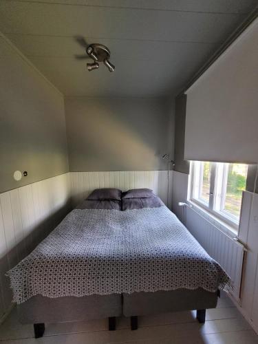 艾内科斯基Hietaman Vierastalo Banksy的一间卧室配有一张带吊扇的床
