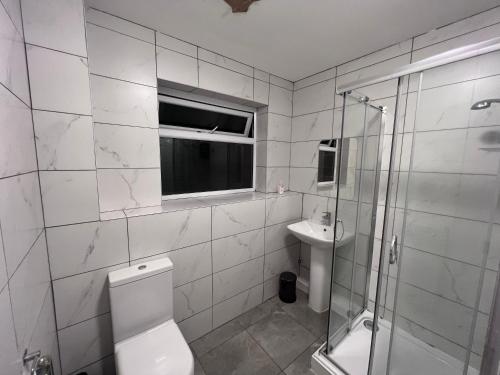 CanleyModern Room Close to Warwick University的浴室配有卫生间、淋浴和盥洗盆。