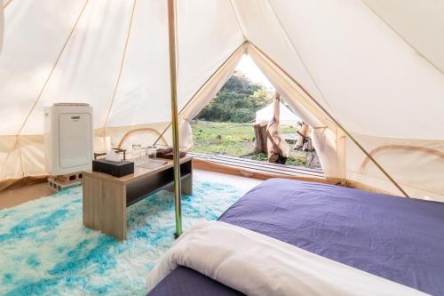 美作Glamchette Okayama -Glamping & Auto Camp- - Vacation STAY 44593v的帐篷配有一张床和一个水槽