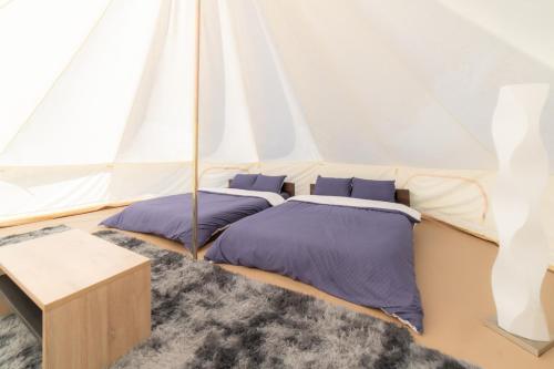 美作Glamchette Okayama -Glamping & Auto Camp- - Vacation STAY 44605v的一间帐篷内带两张床的卧室