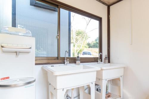 Glanchette岡山∼グランピング＆オートキャンプ∼的一间带两个盥洗盆和窗户的浴室