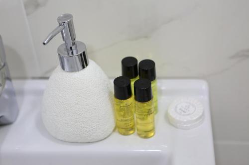 阿哈尔齐赫Luxor Rabath的浴室水槽配有2瓶肥皂和牙刷